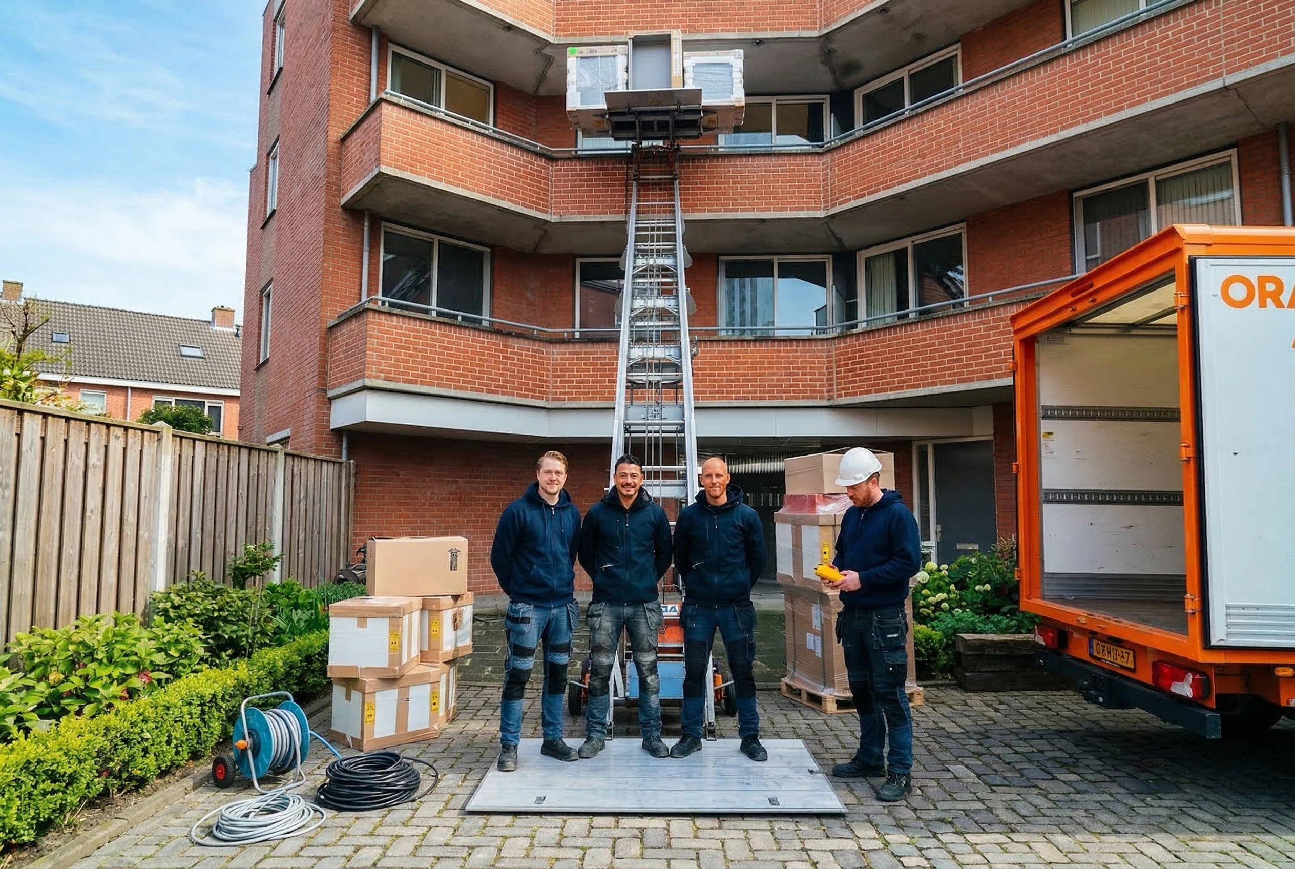 Verhuisteam aan het werk met gedalift bij appartement in Rijswijk