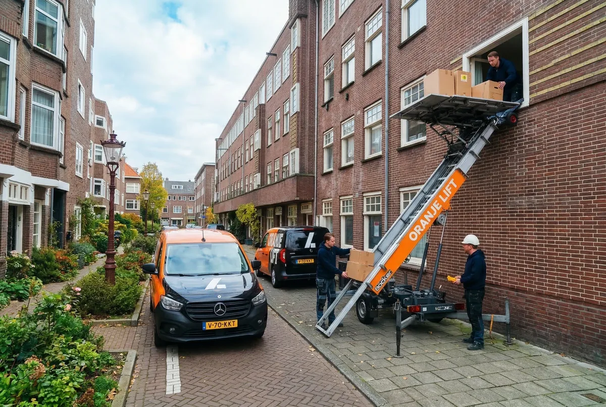 Aanhangerlift geplaatst in een smalle straat in Rijswijk